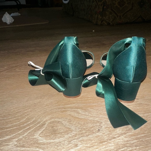 Chic Kailee P Satin Bow Heels in Deep Hunter Green Size 8. NWT - Picture 3 of 7